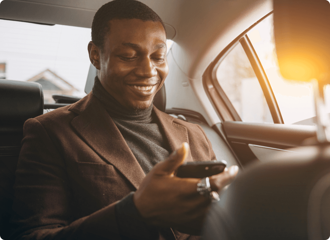 Imagem de um homem sorrindo segurando o celular