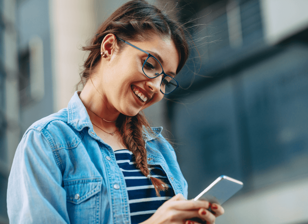 Imagem de uma mulher sorrindo usando um laptop